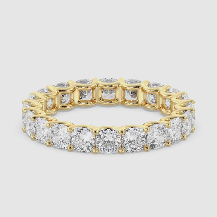 Close-up rotating view of the Round Lab-Grown Diamond Scallop Eternity Band Ring in 18K Yellow Gold, showcasing the intricate scalloped side profile and the brilliance of 17 Round EF/VS lab-grown diamonds in a shared prong setting. The ring sparkles from all angles as it rotates, highlighting the radiant 18K yellow gold band and diamond detailing.